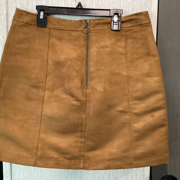 NWOT. Old Navy Faux Suede Gold Skirt in Women’s size 8 - Picture 7 of 8